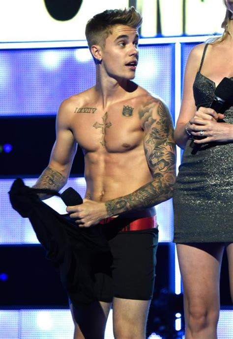 Justin Bieber Responds To Boos With Underwear Strip At Fashion Rocks Metro News