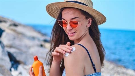 Agar kamu tidak mengalami efek buruk dari paparan sinar uv yang berakibat pada kanker kulit. 5 Sunscreen untuk Kulit Sensitif, Ampuh Lindungi Kulit ...