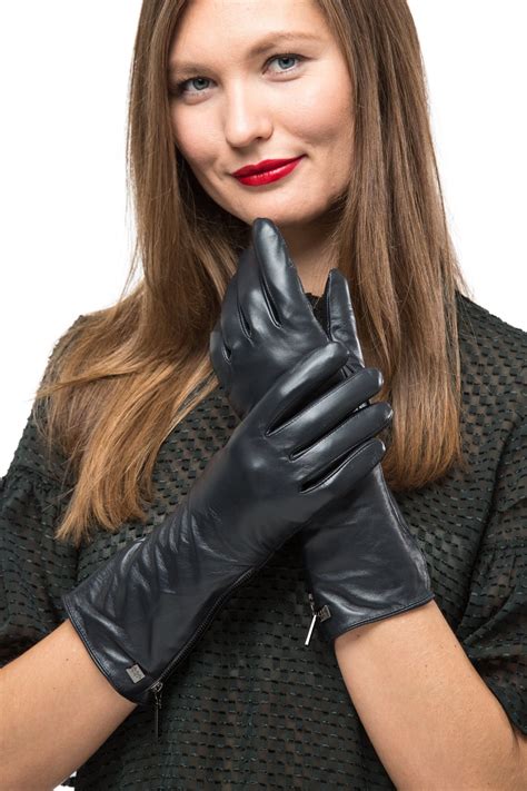 Женщина в кожаных перчатках 61 фото
