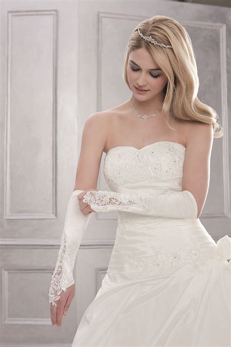 Nach der hochzeit lässt sich ein spitzentop ganz wunderbar zur. Moderne Zweiteiler anstatt des klassischen Brautkleids im ...