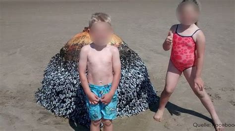 Familie Macht Am Strand Fotos Mit Boje Und Schwebt In Lebensgefahr