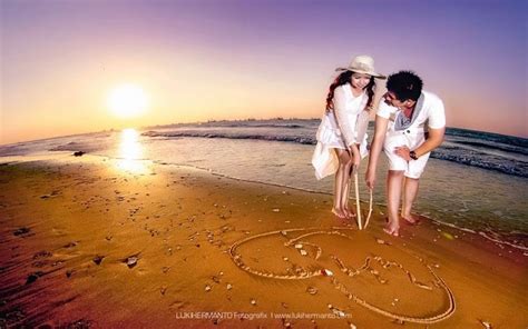 Inspirasi baju dan gaya foto prewed dengan hijab kekinian. 30+ Foto Prewedding Pantai (CASUAL, ROMANTIS, TERBARU)