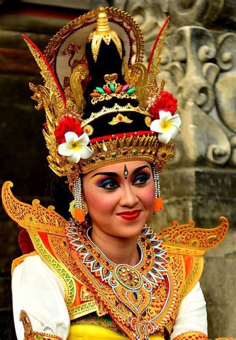 Jenis tarian yang sudah ada dan biasanya dipakai untuk upacara ritual, adat dan keagamaan lalu dimodifikasi. sebutkan pengelompokan busana tari - Brainly.co.id