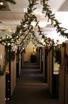 Green and red socks can make your christmas tree pretty. What will be the best idea for office Bay decoration? - Quora