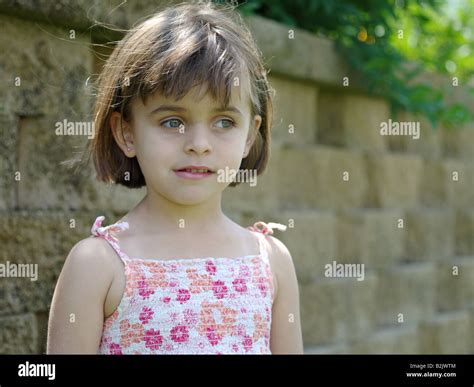 Niña De 5 Años Fotografías E Imágenes De Alta Resolución Alamy