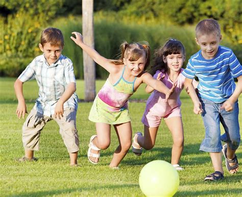 Lugar exteriores al aire libre (campo, outdoor, …). Niños activos, aseguran una vida adulta saludable | Juegos ...