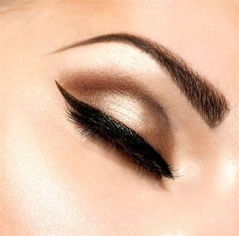 A Step By Step Guide To Perfect Winged Eyeliner In 2 Minutes Bridal