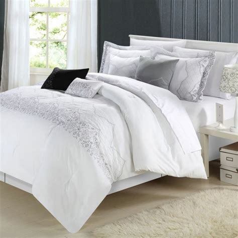 Get Alluring Visage By Displaying A White Comforter Sets