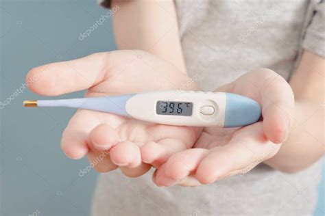 Termómetro Electrónico En Las Manos De Un Niño Temperatura Corporal