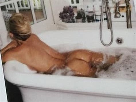 Kate Hudson S Nude Ass In A Bathtub