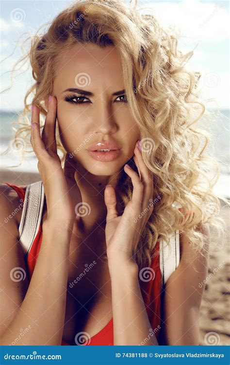Herrliche Sexy Frau Mit Dem Blonden Gelockten Haar Im Roten Badeanzug Stockfoto Bild Von