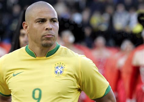 Cristiano ronaldo helped juventus to win the 8th serie a in a row. Brasilien-Legende Ronaldo mit Lungenentzündung auf ...