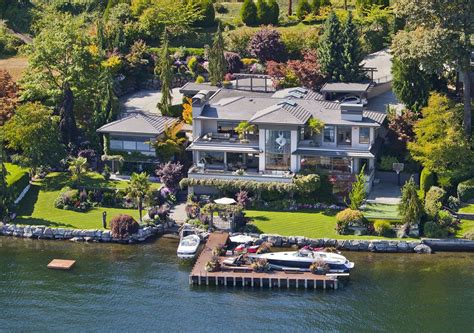 House is very modern, 21st century house in the pacific. 13 Mind Boggling Facts about Bill Gates' House that shows ...