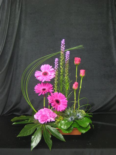 Gerbera, nice foliage & grass work | Arreglos florales creativos