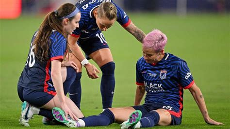 uswnt legend megan rapinoe suspects torn achilles after coming off