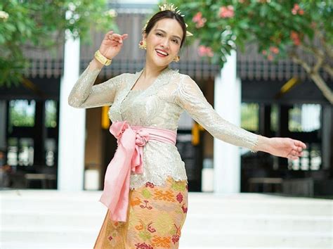Dan eiffel i'm in love. Pesona Shandy Aulia Pakai Baju Adat Bali, Anggun dan ...