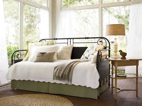 20 Beautiful Bedroom Designs With Daybeds