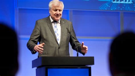 Der minister sei positiv auf das virus getestet worden und befinde sich. Seehofer rechnet mit Corona-Warn-App Mitte Juni | W&V