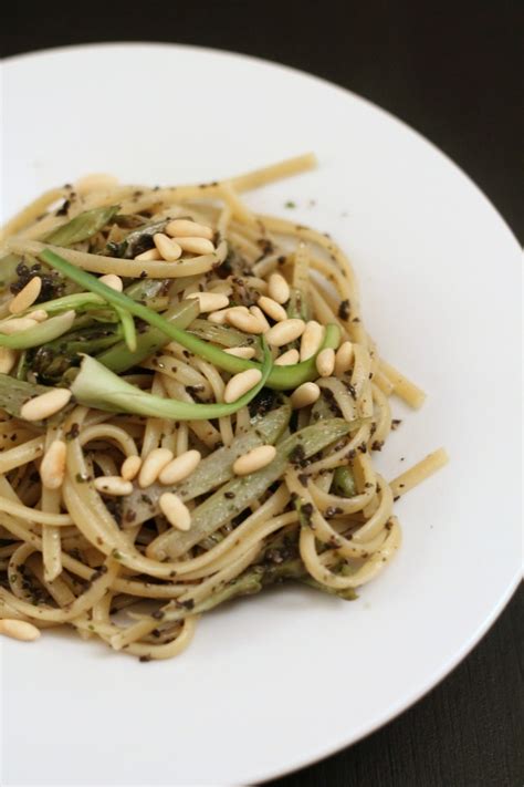 Pannacotta alla fava di tonka, lamponi e basilico £10.50. Linguine con salsa al tartufo, puntarelle e pinoli | Un ...