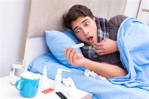El Hombre Enfermo Con La Gripe Que Miente En La Cama Imagen De Archivo
