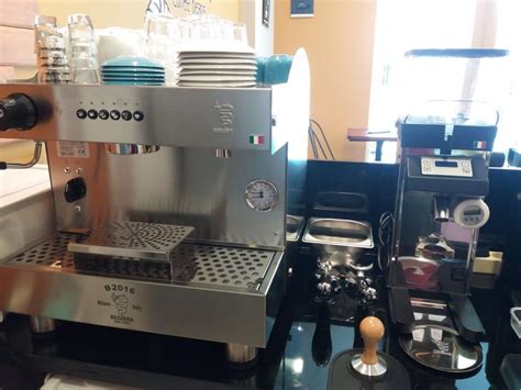 Mesin kopi, coffee machine atau coffee maker adalah alat yang digunakan untuk membuat kopi dari bubuk 2.2 keuntungan menggunakan mesin espresso. MESIN ESPRESSO (COFFEE MACHINE) PERTAMA DI DUNIA | Coffeeland