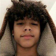 I recommend an afro comb, sheen spray to keep the shine, and possibly have your hair blow dried before cutting. Negros tumblr | Chica de pelo rizado, Chicos morenos ...