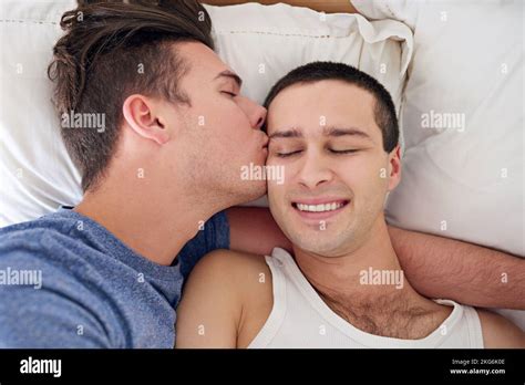 der morgen war wunderschön ein junges schwules paar das sich im bett entspannt stockfotografie