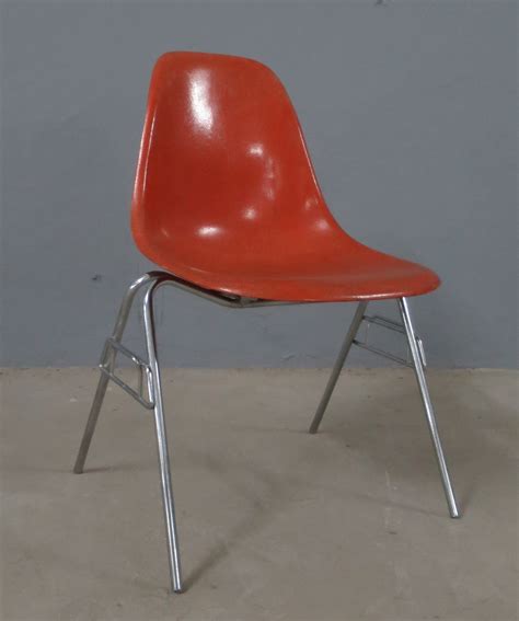 Available in several colors, the eames chair comes in all. DSS fiberglass dining chair by Ray & Charles Eames for ...