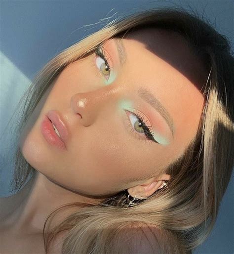 Pin By 𝐌𝐞𝐥𝐚𝐧𝐜𝐡𝐨𝐥𝐢𝐚 〄 On Paint On My Face Aesthetic Makeup Green