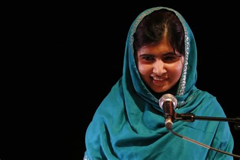 The pakistani teenager who was shot in the head by the taliban remains . Malala, victime des talibans, se raconte dans un livre ...