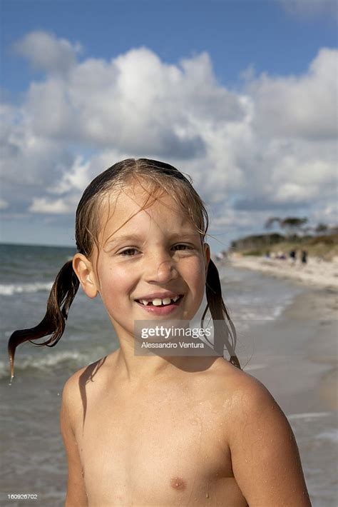 Portrait Of Young Girl On Beach Stock Foto Getty Images