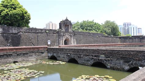 Bago dumating ang mga kastila, ang kinalalagakan ng fort santiago ay dating kaharian ni raha soliman. Fort Santiago