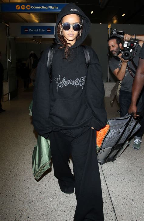 Rihanna Arrives At Lax Airport In Los Angeles 10062015