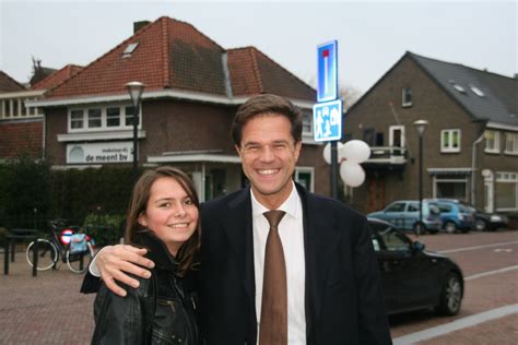 Wie neem je bij gebrek aan partner dan mee? Alblasserdammers met Mark Rutte op de foto ...