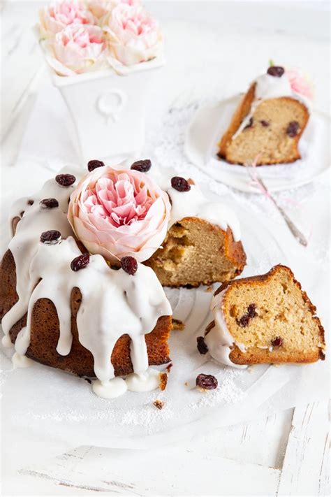 Wir hätten da eine köstliche idee, für den nächsten sonntagskaffe! Gewürzkuchen mit Apfelmus, Cranberries & Zitronenglasur ...