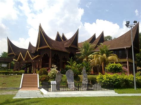 14 contoh adat dan budaya yang dapat kita lihat ialah cukur jambul/ adat naik buai, rumah terbuka malaysia, meleggang perut, magavau dan juga adat perpatih negeri sembilan dan naning. Muzium Negeri Sembilan | Muzium Negeri, Seremban Negeri ...