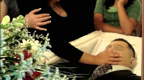 La familia de juan gabriel quiere tiempo para vivir el dolor causado por la muerte repentina del artista antes de tomar una decisión sobre los homenajes que se le quieren hacer. Entierro De Rocio Durcal - SEONegativo.com
