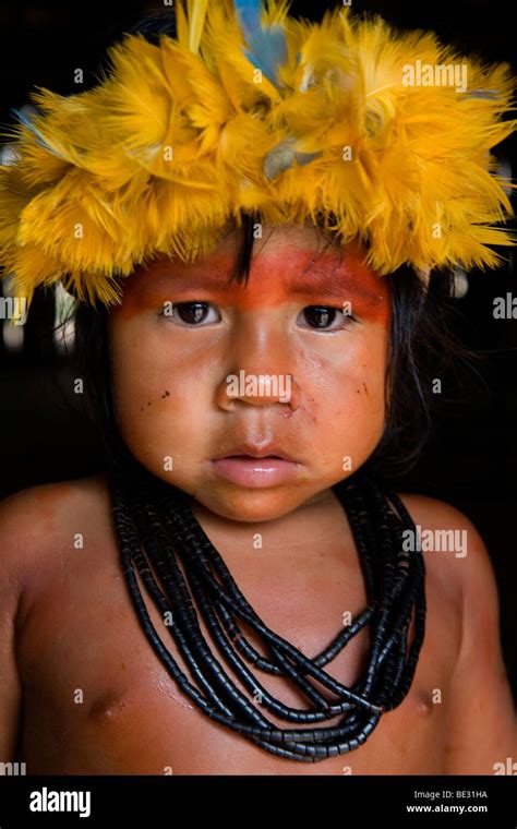 Los Niños Indios De Xingu Ir A La Escuela Construida En La Aldea Por El