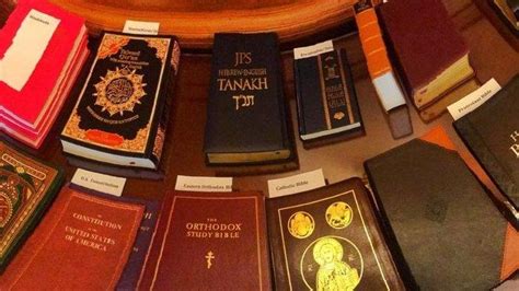 12 Lebih Kitab Suci Agama Di Dunia Digunakan Saat Pelantikan Anggota