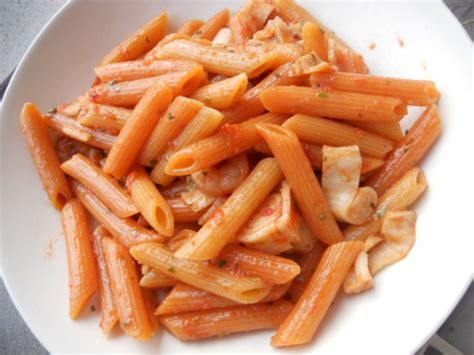 Versatevi uno strato di pasta, qualche cucchiaio di pomodoro, ricoprite. Penne piccanti con surimi e gamberetti ricetta - blog family