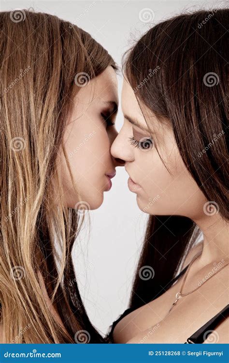 Baisers Attrayants De Deux Jeunes Lesbiennes Photo Stock Image Du
