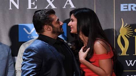 Salman Khan Sings For Katrina Kaif And Kisses Her Cute Bollywood Moments Six Sigma Films Youtube