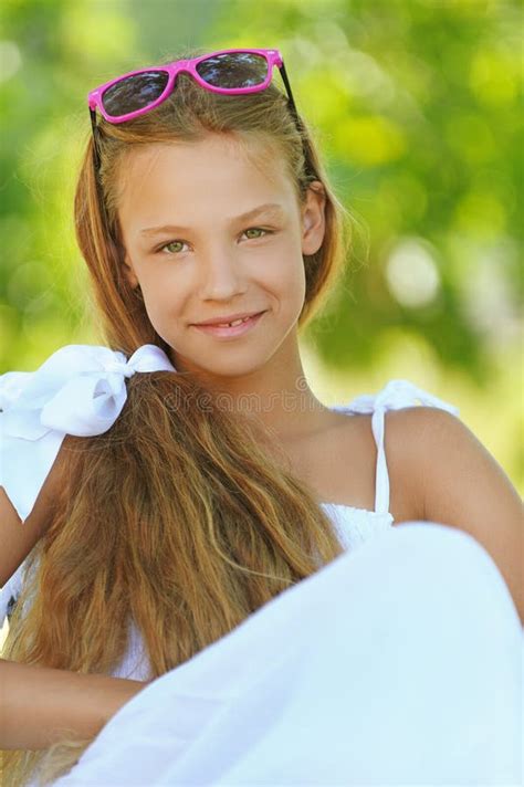 Bel Adolescent Dans La Robe Blanche Image Stock Image Du Caucasien Européen 31200829