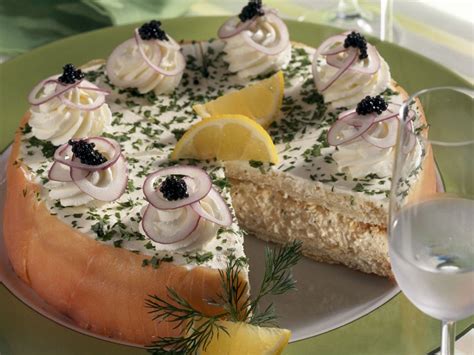 Die rezepte dieses gerichts sind abwechslungsreich, sie können komplex und einfach sein, so dass sie. Frischkäse-Lachs-Kuchen Rezept | EAT SMARTER