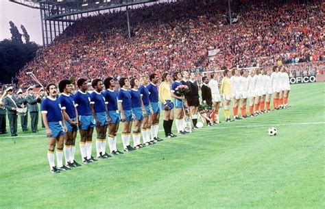 Formação do brasil que conquistou a copa do mundo de 1994, nos eua; Veja fotos da Seleção Brasileira vestida de azul em Copas ...