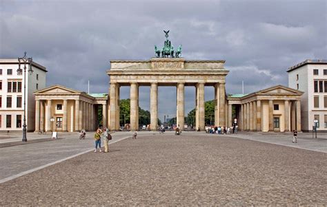 Viajero Turismo La Puerta De Brandenburgo En Berlín Alemania