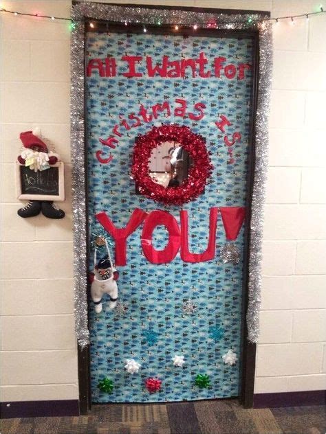 36 Cute Christmas Door Decoration Ideas With Images Christmas Dorm