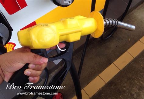 Di stesen minyak petronas, anda boleh terus isi minyak petrol ke dalam tangki minyak kereta kenderaan anda dengan terus membuat bayaran melalui pam tersebut. Bagaimana 'Nozzle' Pam Petrol Tahu Tangki Penuh?