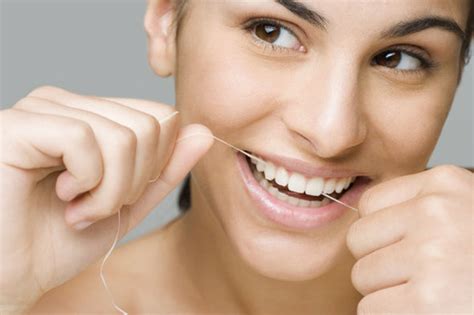 How To Use Dental Floss Properly Dentaldelrioalgodones