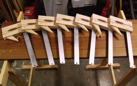 This tutorial will teach you how to use clamps for woodworking. Ah! E se falando em madeira...: grampo luthier